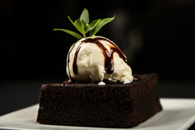 Brownie con helado