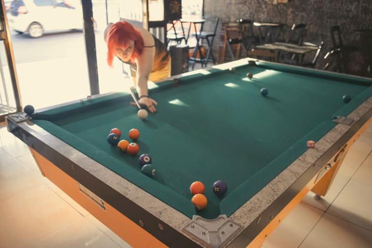 Chica jugando pool